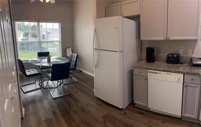Building Photo - 8121 Fan Palm Way