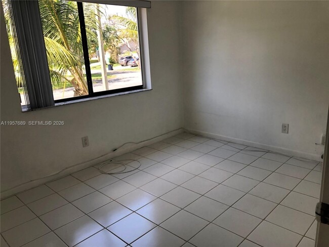 Building Photo - 719 SE 3rd Ave