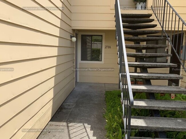 Building Photo - Single level condo in one of the nicest developments in Bennett Valley