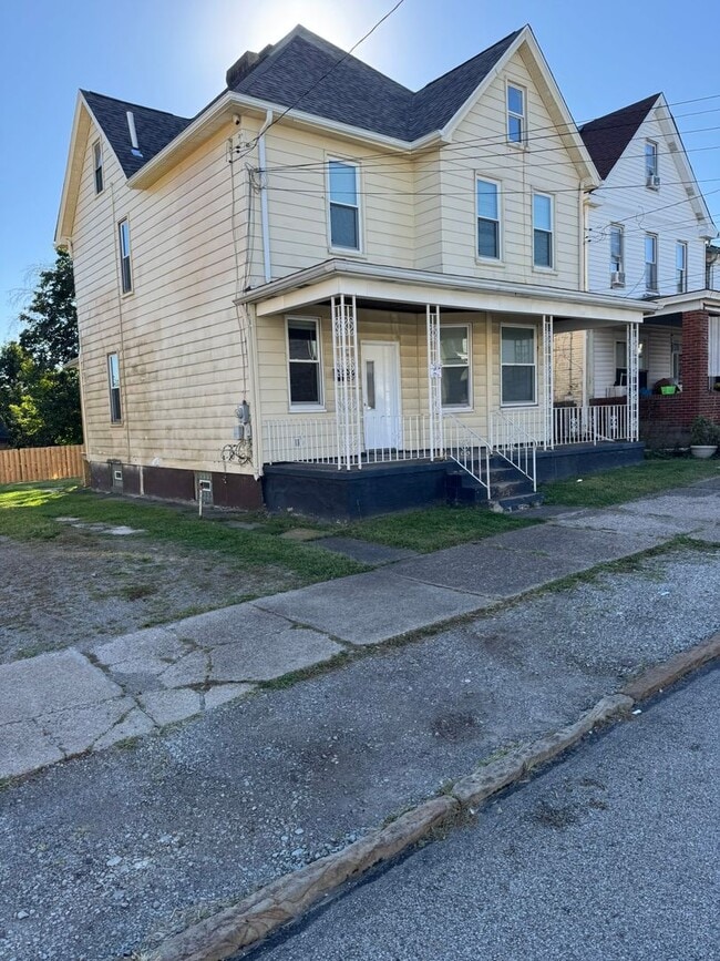 Building Photo - Enormous Completely Updated 4-Bedroom 1-Ba...