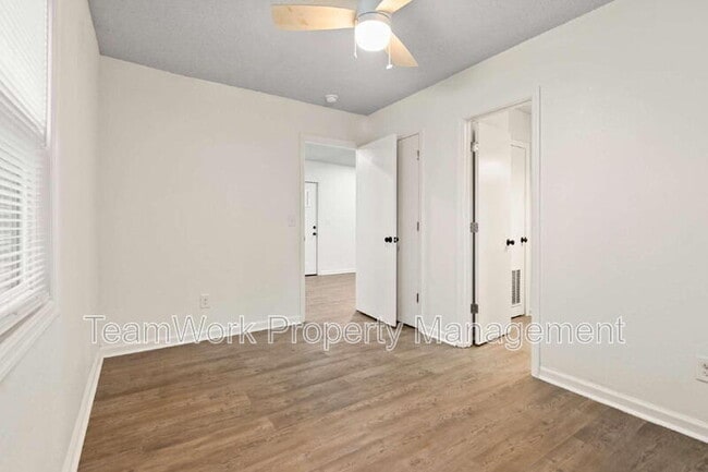 Building Photo - 3103b Azalea Dr