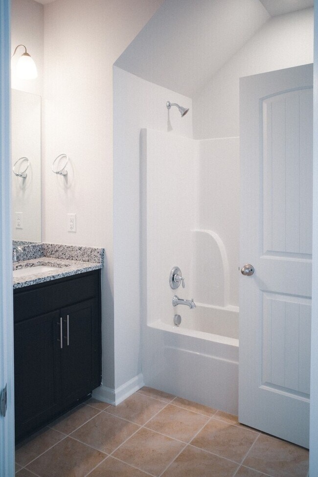 Building Photo - 4 Bed/ 3 Bath Townhome with Immediate Occupancy!