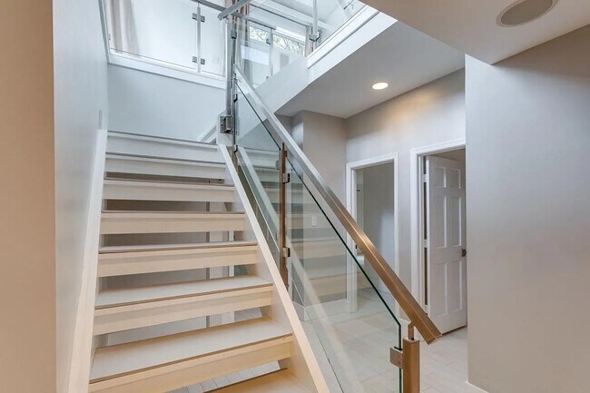 Building Photo - 4611 Charleston Terrace NW