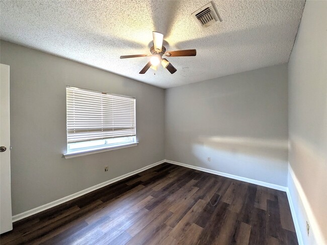 Building Photo - 323 Teakwood Ln