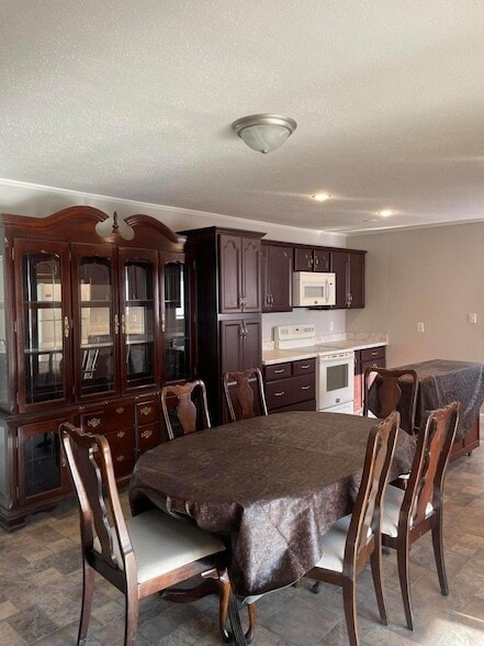 Building Photo - 3840 Forestview Dr NW