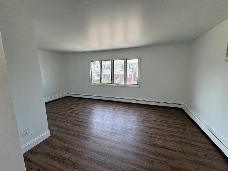 Building Photo - 164 Eagle St