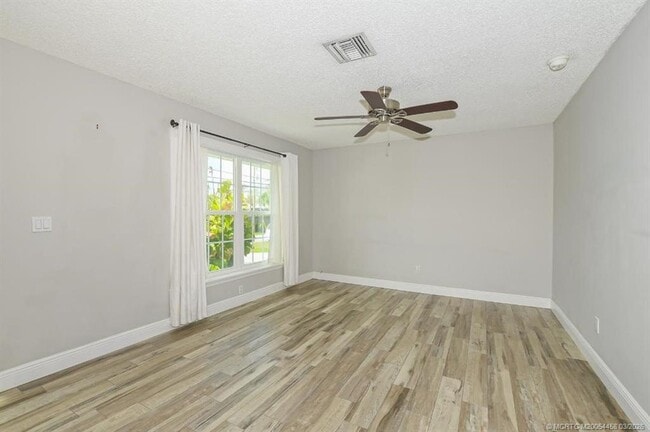 Building Photo - 1365 SW Gastador Ave