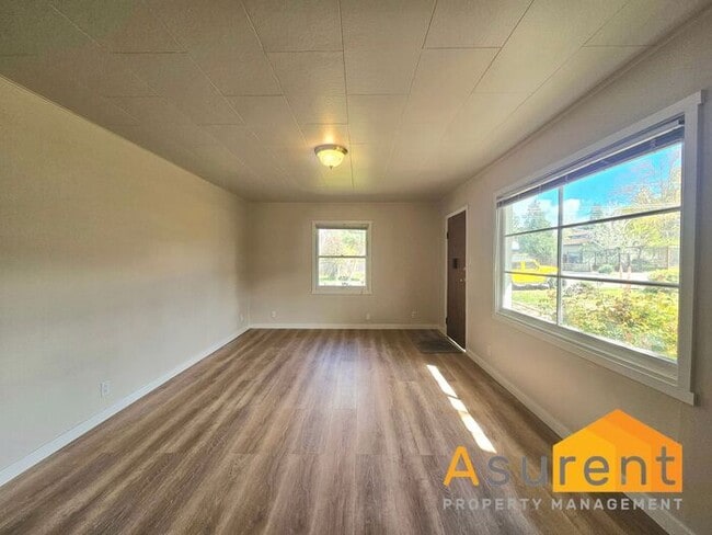 Building Photo - Freshly Renovated 2-Bedroom, 1-Bath Duplex in Ashland