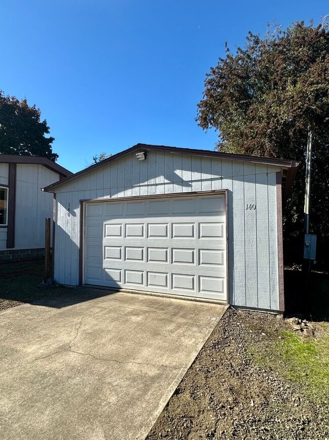 Building Photo - Two Bedroom House