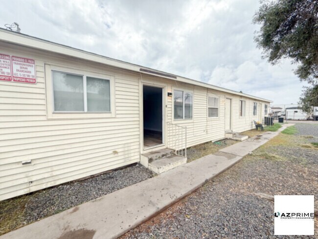 Building Photo - $795 OFF FIRST MONTH'S RENT MOVE IN SPECIAL!  Welcome to this Delightful 1/1 Phoenix Triplex Unit!