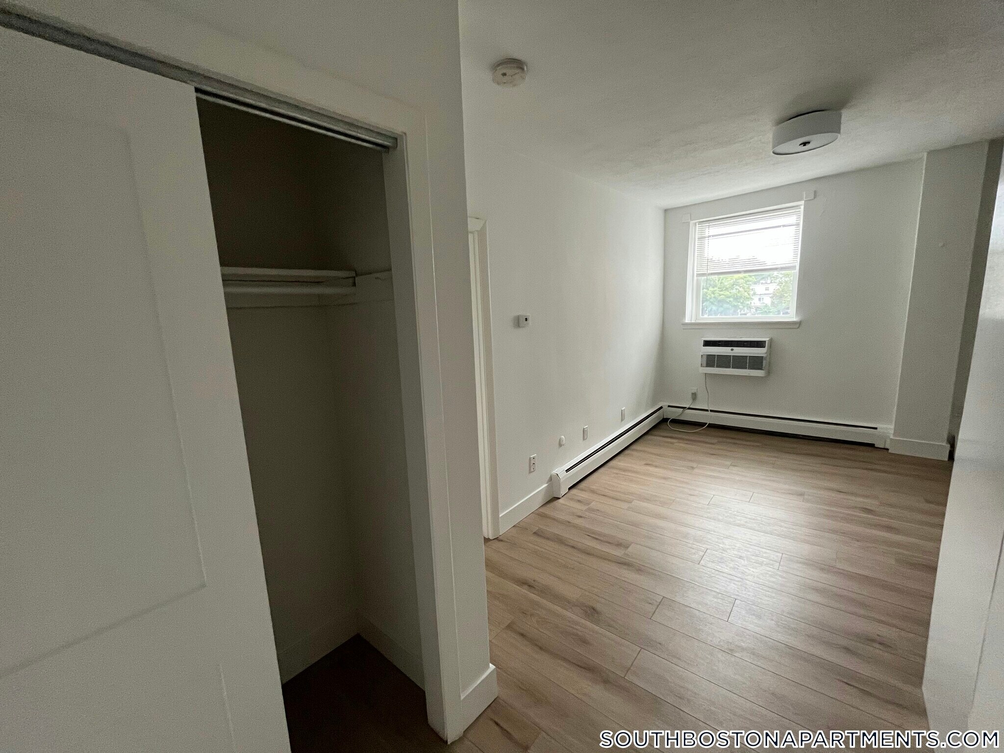 Building Photo - 740 E 7th St