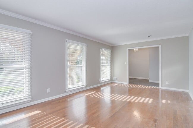 Building Photo - Great Location 4 Bedroom