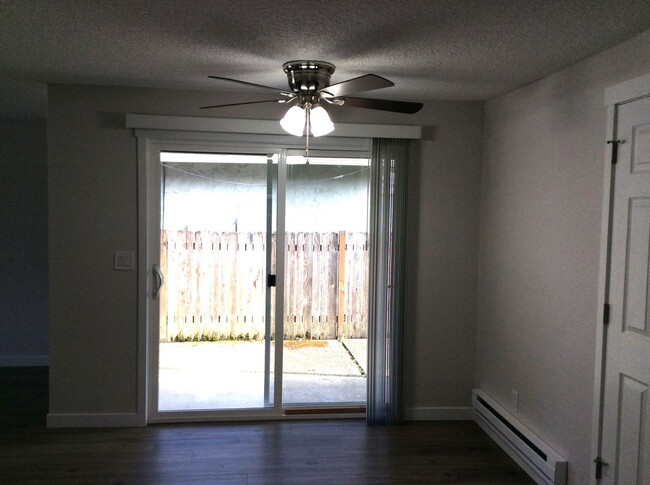 Building Photo - Totally Updated, Beautiful Duplex unit! Av...