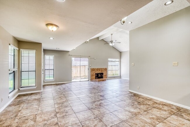 Building Photo - 6395 Crossway Dr