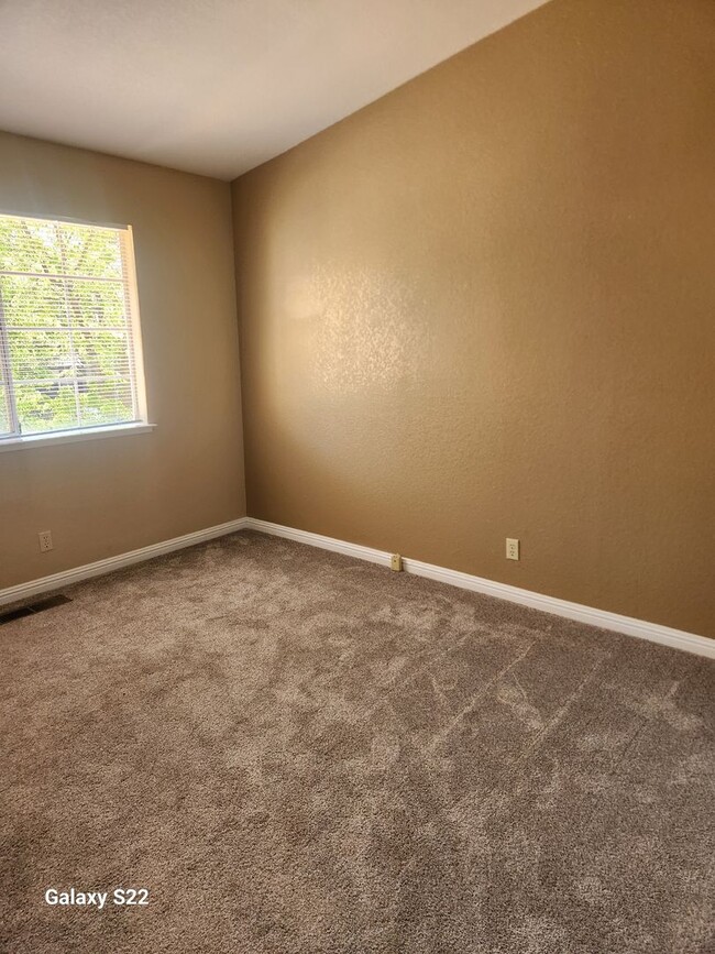 Building Photo - Beautiful 4 bedroom, 3 bathroom home locat...