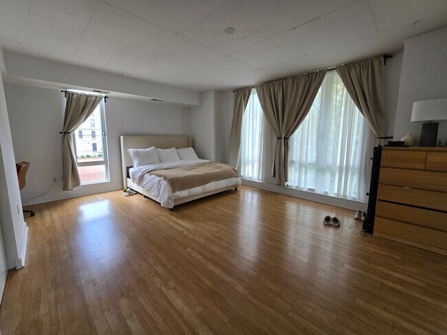 Building Photo - HUGE Stunning Bright 3 bed 2.5 bath loft i...