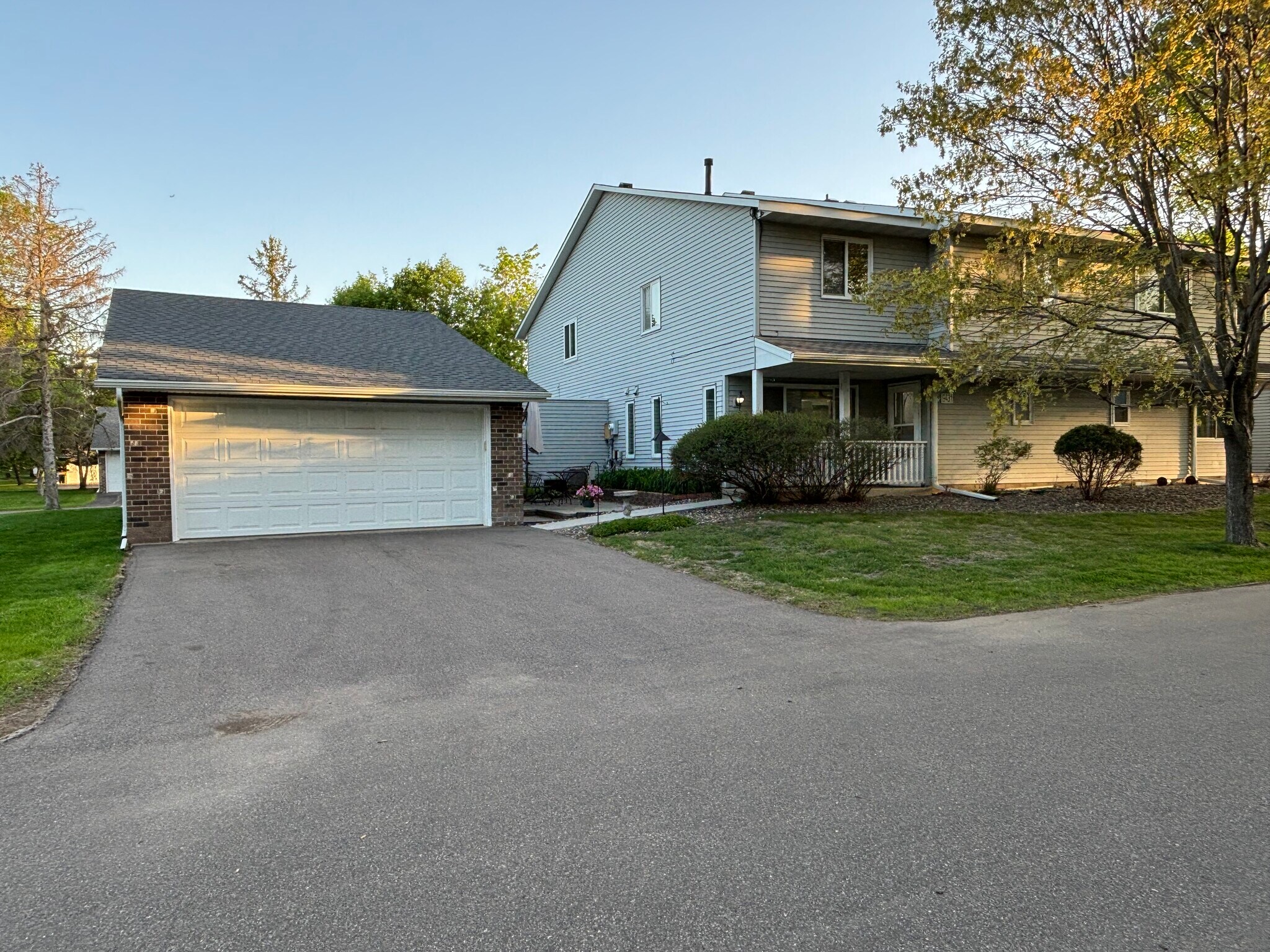 Building Photo - 9431 Ranchview Ln N