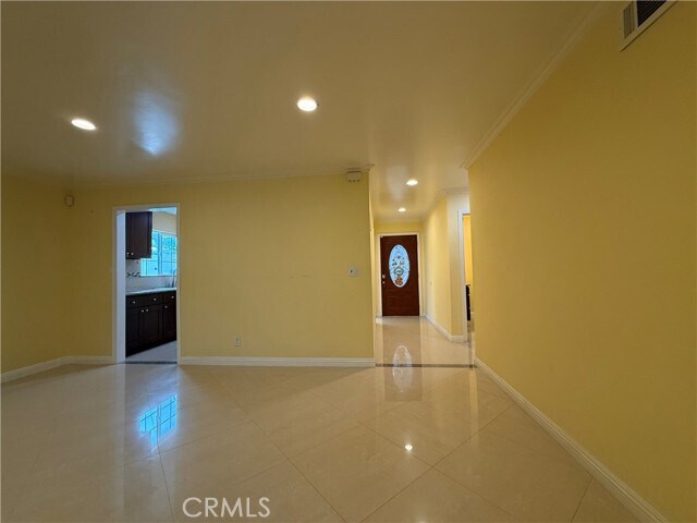 Building Photo - 1127 S Nantes Ave
