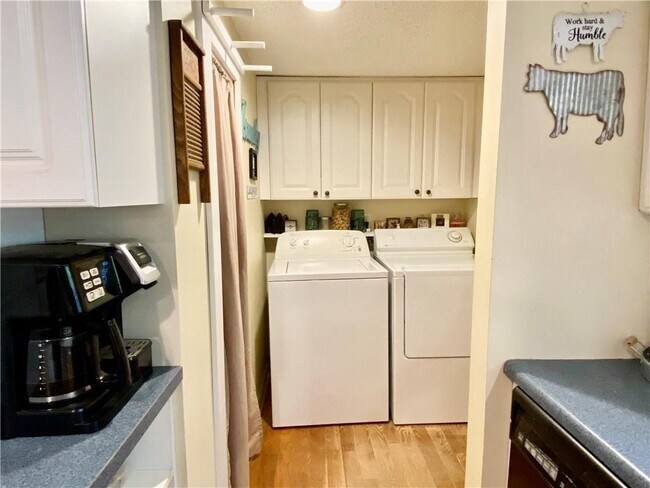 Building Photo - 148 Pine Tree Path