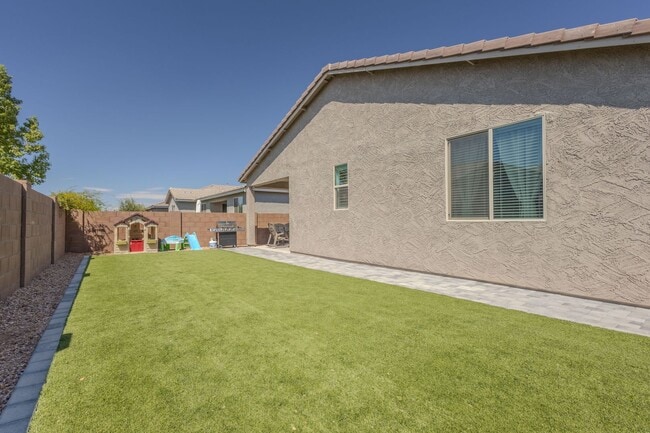 Building Photo - 3 Bedrooms, 2.5 Bathrooms