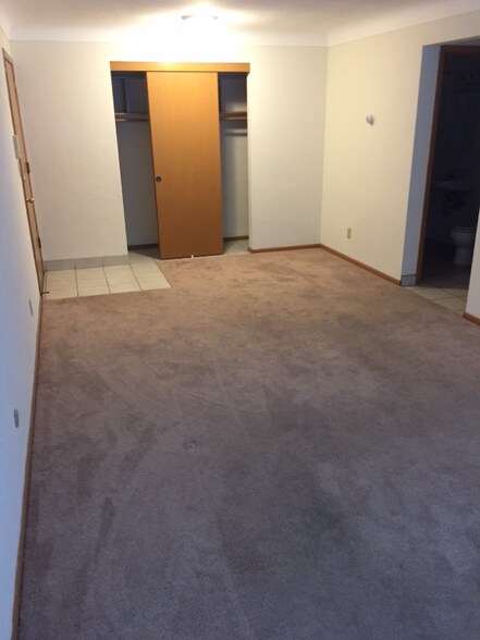 Building Photo - 556 Jenks Ave E