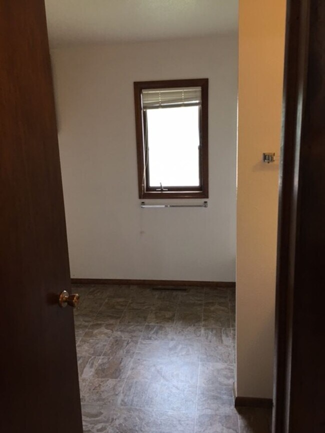 Building Photo - 102 E Cascade Ave