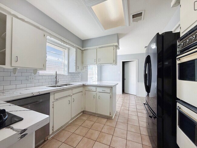 Building Photo - 9206 Sharpview Dr