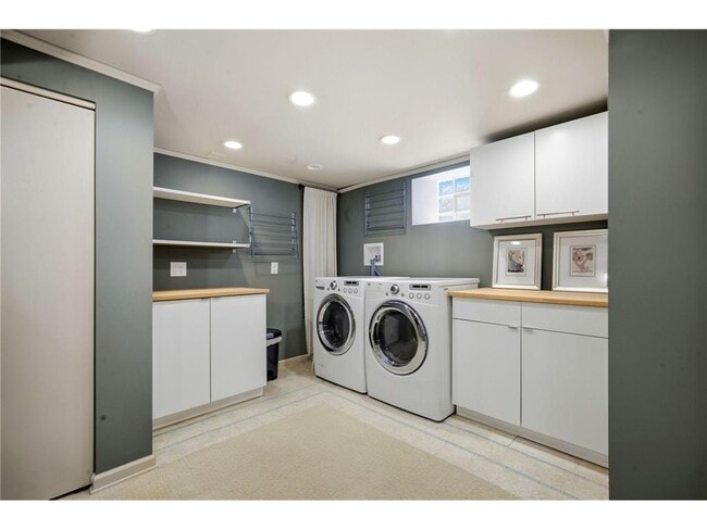 Building Photo - 241 Russell Ave S