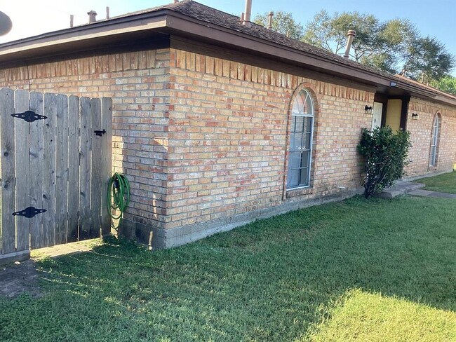 Building Photo - 6360 Crestside Dr