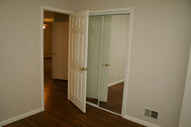 Building Photo - 576 Manor Rd
