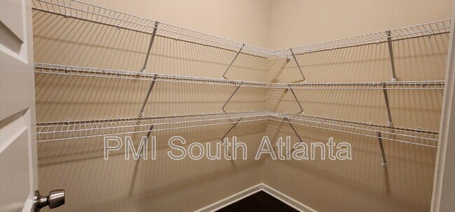Building Photo - 525 Twelve Oaks Dr