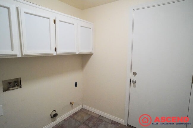 Building Photo - Remarkable Home Near Old River and White Ln!