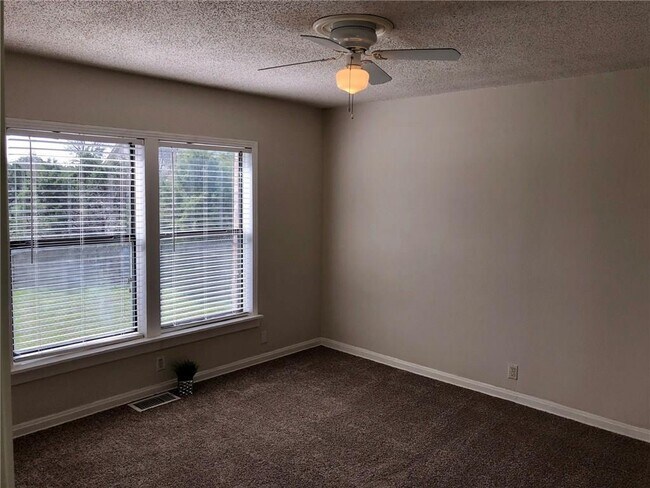 Building Photo - 307 S Mustang Ave