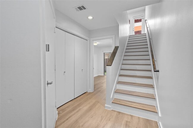 Building Photo - 811 Robin St