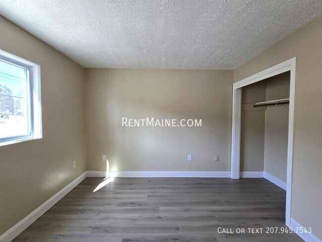 Building Photo - 8 Hillside Ln