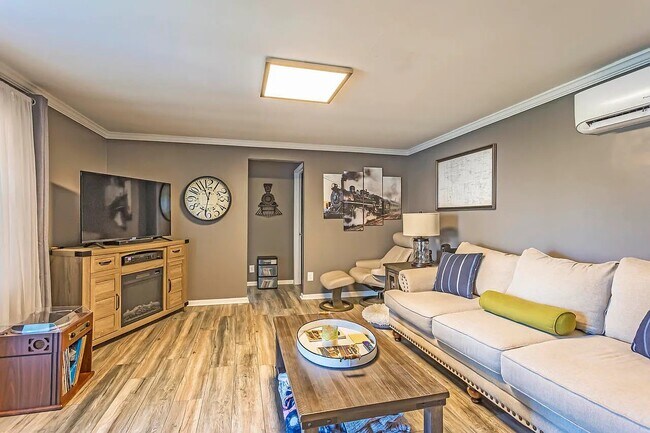 Building Photo - 2402 Rodney Dr