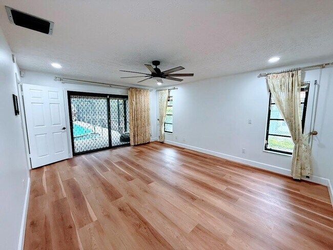 Building Photo - 465 SE Naranja Ave