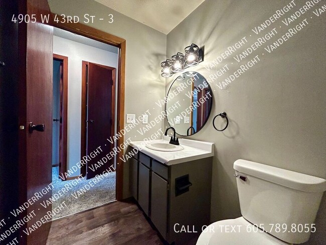 Building Photo - 4905 W 43rd St