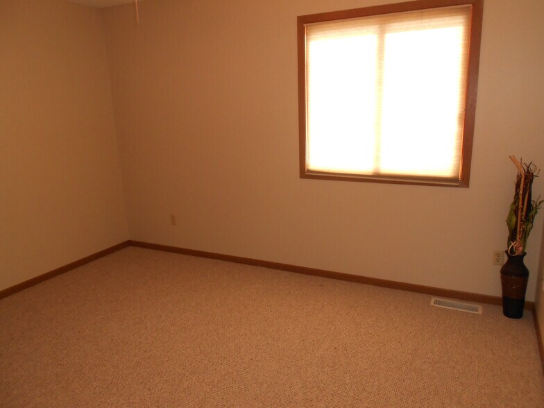 Building Photo - 420 6th Ave