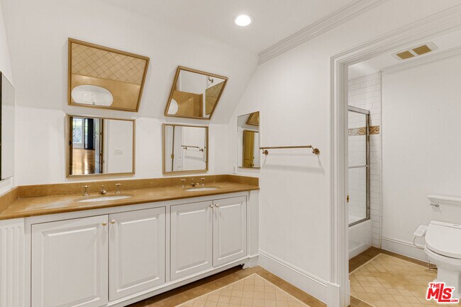 Building Photo - 821 Whittier Dr