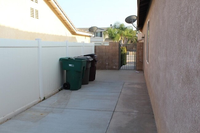 Building Photo - 4 Bedroom 2 Bath Home