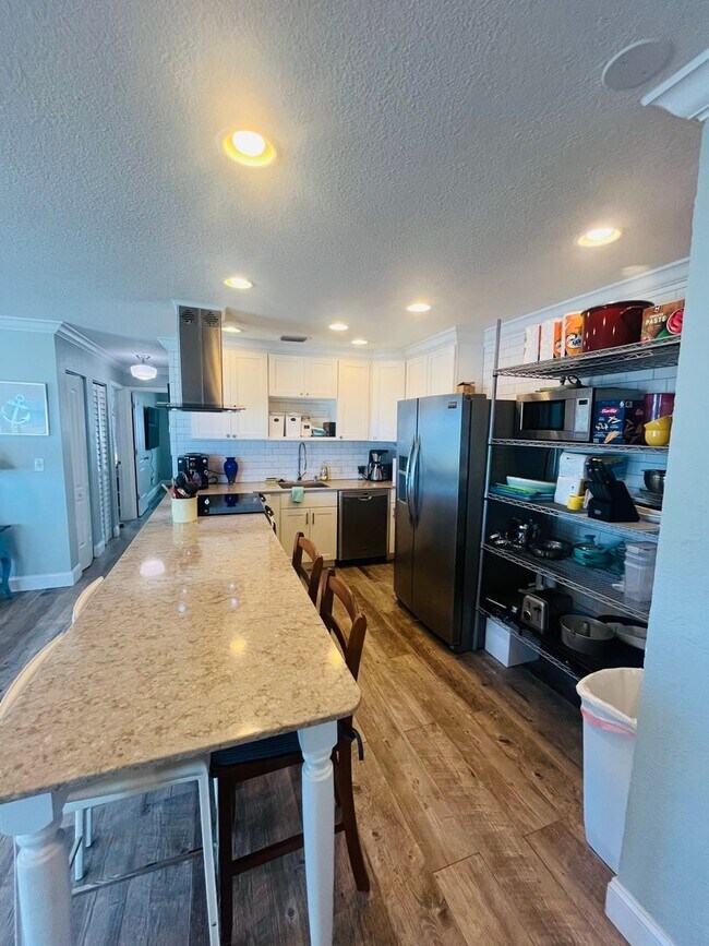 Building Photo - Beautiful Condo with Ocean Views