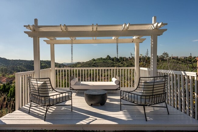 Building Photo - Fully furnished Canyon View 5 Bed Single Family