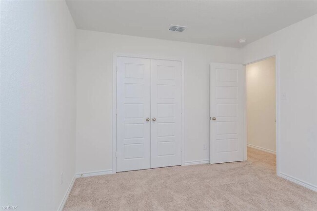 Building Photo - This spacious 4-bed/3-bath two-story renta...