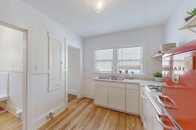 Building Photo - Two Bedroom One Bath home or sweet little ...
