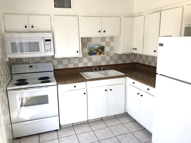 Building Photo - 2335 Daley St