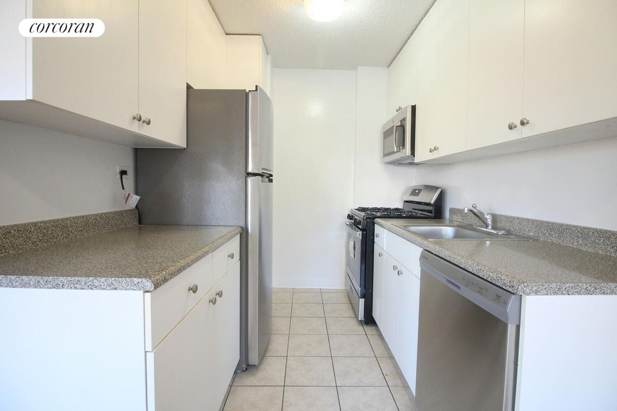 Building Photo - 175 W 90th St