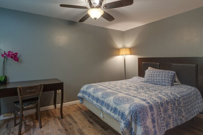 Building Photo - 9305 Pine View Ln