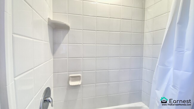 Building Photo - Bright 3-Bedroom + 2-Bathroom Home in Vall...