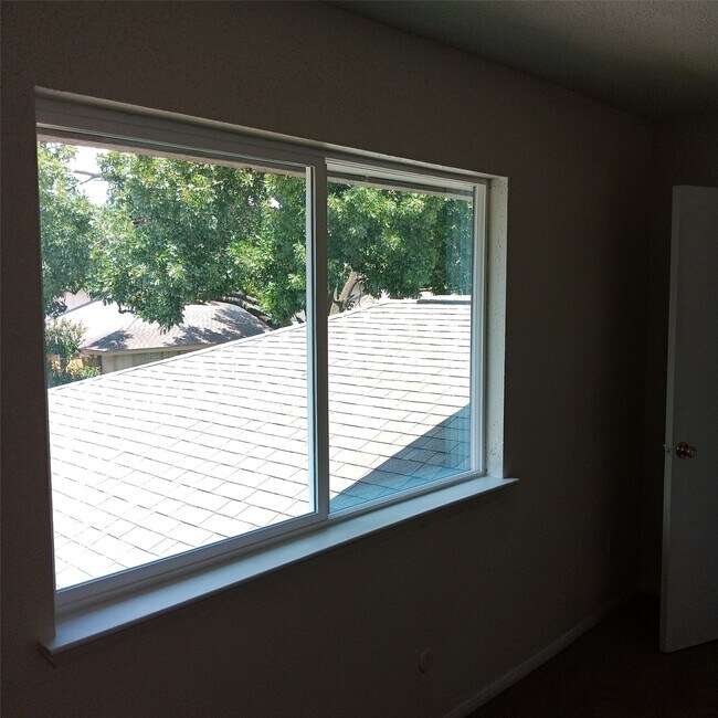 Building Photo - 5650 Birchmont Dr